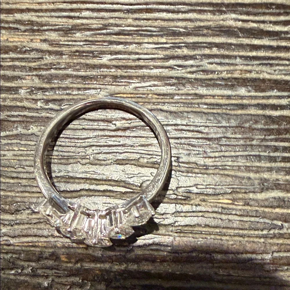 Elegant Silver Diamond Ring - Picture 4 of 4